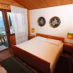 Appartamento Family Friendly Seaside Arbanija, Ciovo - 5220 *