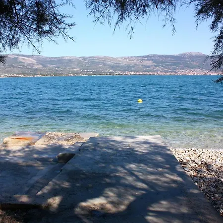Family Friendly Seaside Arbanija, Ciovo - 5220 * Трогир