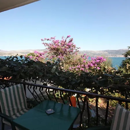 Апартаменты Family Friendly Seaside Arbanija, Ciovo - 5220