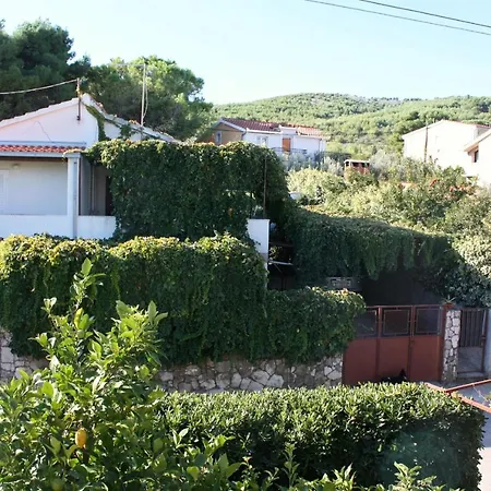 Family Friendly Seaside Arbanija, Ciovo - 5220 * 特罗吉尔