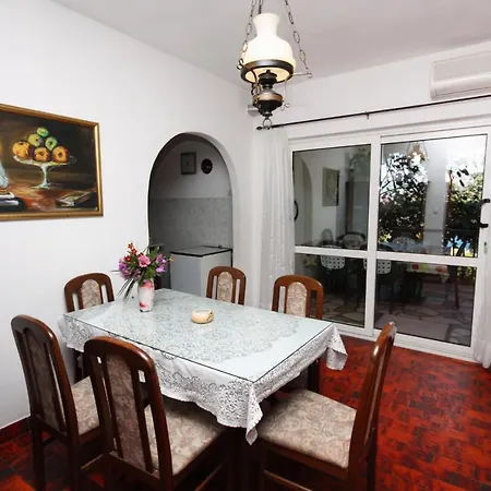 Daire Family Friendly Seaside Arbanija, Ciovo - 5220 *