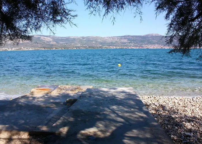 Family Friendly Seaside Arbanija, Ciovo - 5220 * تروغير