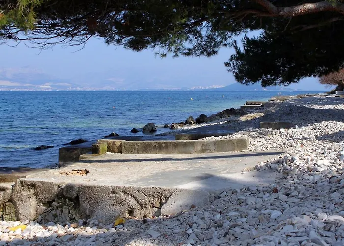 Family Friendly Seaside Arbanija, Ciovo - 5220 تروغير