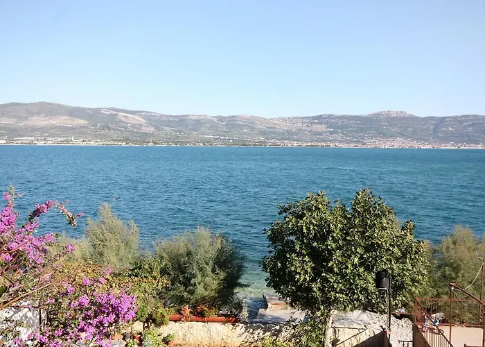 Family Friendly Seaside Arbanija, Ciovo - 5220 特罗吉尔