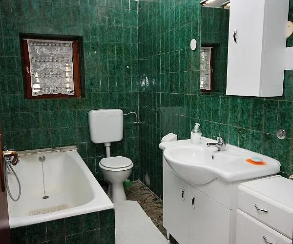 Family Friendly Seaside Arbanija, Ciovo - 5220 * تروغير