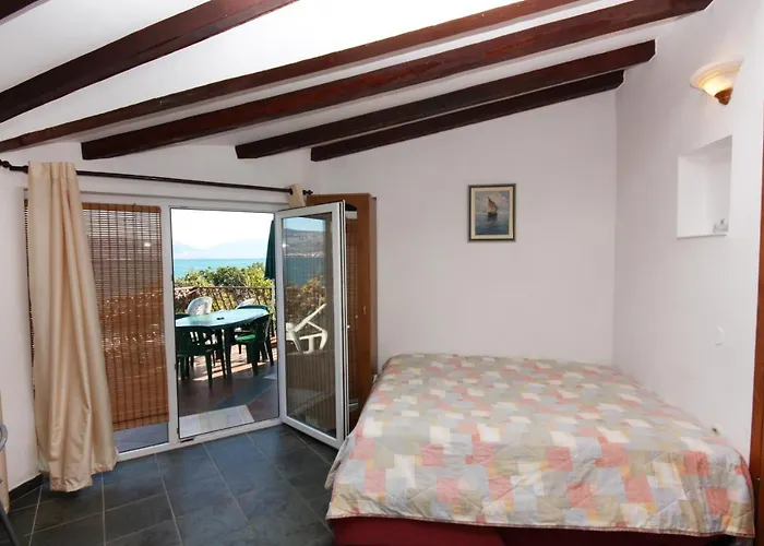 شقة Family Friendly Seaside Arbanija, Ciovo - 5220 *