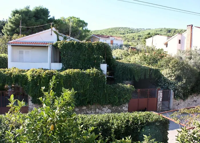 Family Friendly Seaside Arbanija, Ciovo - 5220 * تروغير