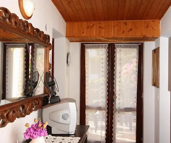 Family Friendly Seaside Arbanija, Ciovo - 5220 شقة