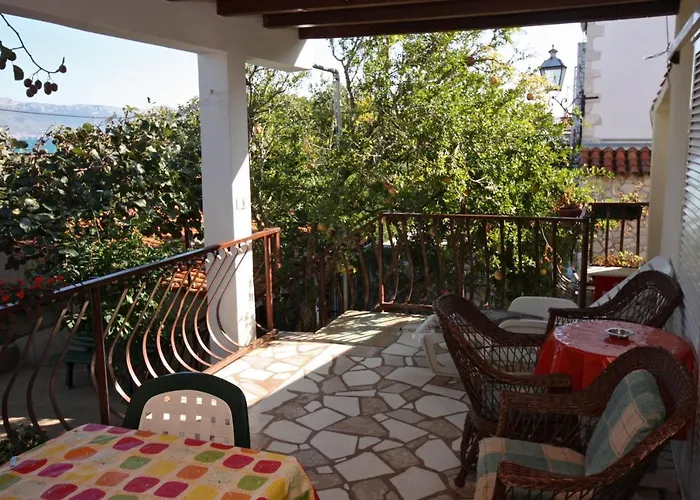 Family Friendly Seaside Arbanija, Ciovo - 5220 * 特罗吉尔
