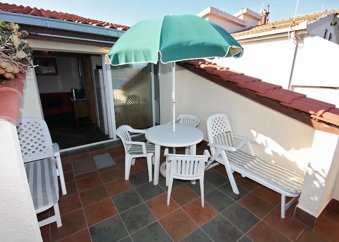 Family Friendly Seaside Arbanija, Ciovo - 5220 شقة تروغير