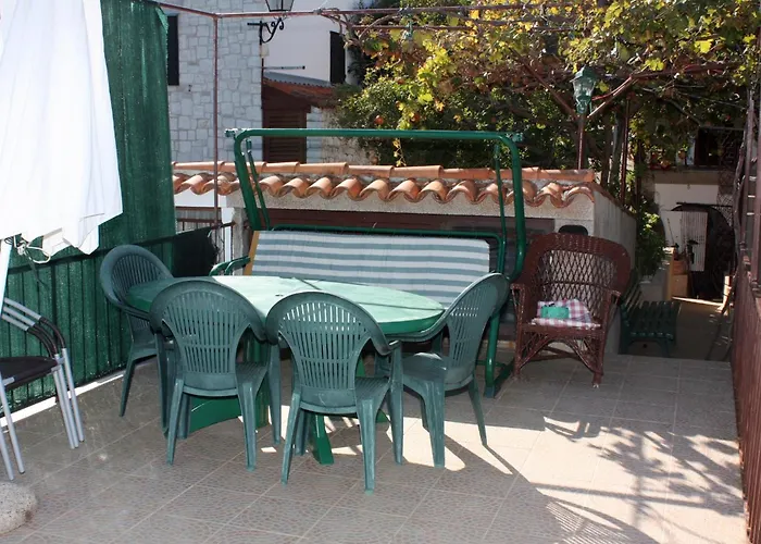 Family Friendly Seaside Arbanija, Ciovo - 5220 شقة *