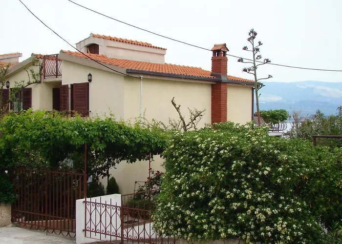 Family Friendly Seaside Arbanija, Ciovo - 5220 Apartman