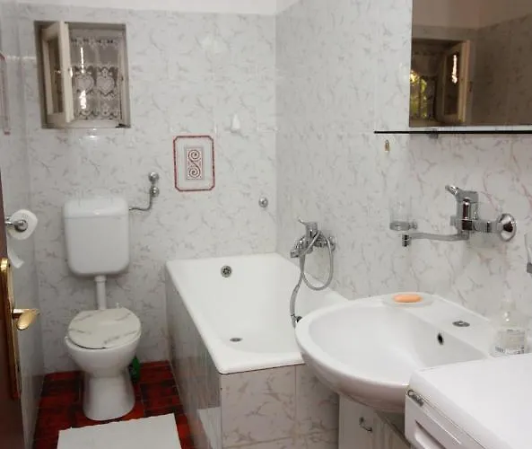 Family Friendly Seaside Arbanija, Ciovo - 5220 Apartman